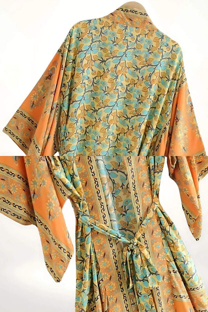 Kimono mi-long en tissu léger avec motifs floraux bleus et oranges, ceinturé à la taille, style bohème