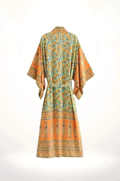 Kimono mi-long en satin orange et bleu, avec motifs floraux et manches larges, style bohème élégant
