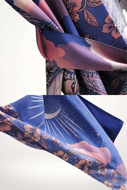 Détails d'un kimono mi-long aux motifs floraux roses et bleus, avec un tissu léger et fluide
