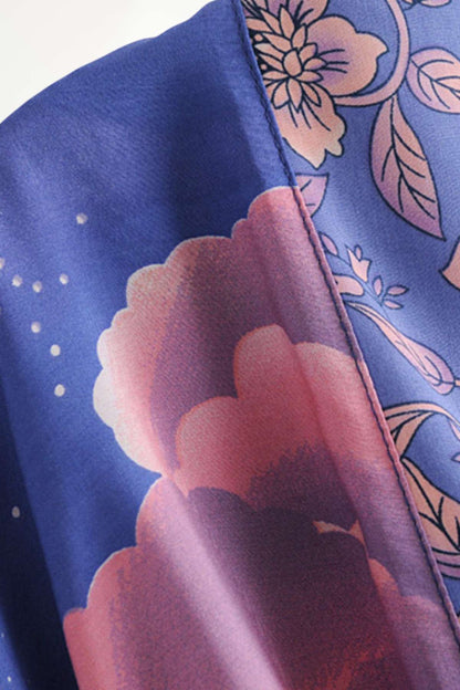 kimono mi long femme coton bleu avec motifs lune et nuages roses, style chic et bohème idéal pour l’été ou la plage