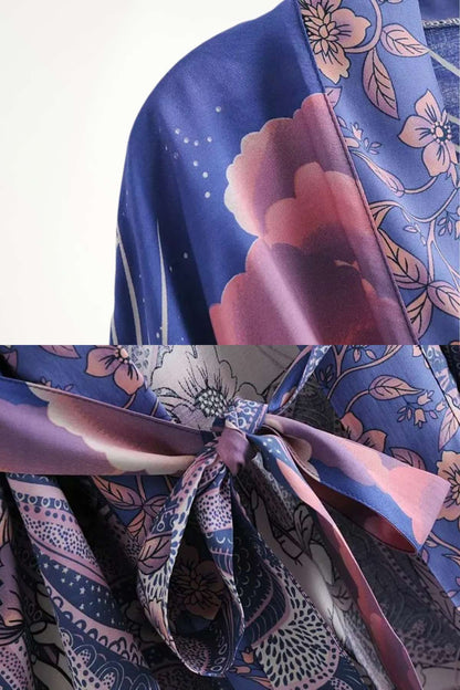Kimono mi-long en tissu léger avec motifs floraux violets et roses, noué à la taille avec un ruban