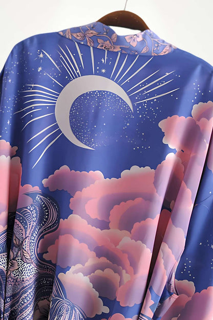 Kimono mi-long en satin bleu orné de motifs floraux, lune et nuages roses sur fond étoilé