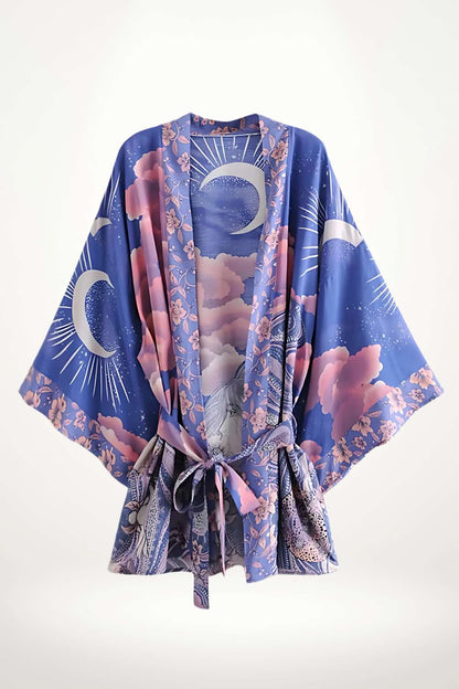 Kimono mi-long en satin bleu avec motifs floraux roses et motifs lunaires, noué à la taille