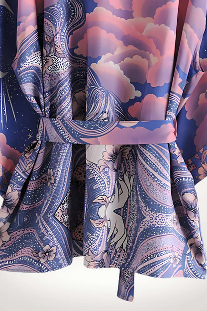 Kimono mi-long aux motifs floraux et abstraits dans des teintes de bleu et rose, drapé avec élégance