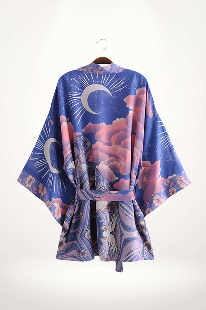 Kimono mi-long aux motifs de lunes et nuages roses sur fond bleu, avec des manches larges et une ceinture