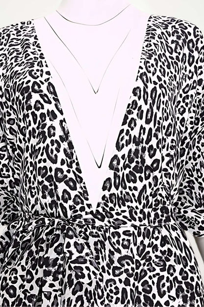 Kimono à motifs léopard noir et blanc, avec un décolleté en V et une ceinture à nouer