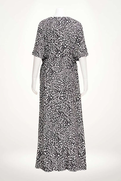 Robe longue à motifs léopard noir et blanc, avec des manches courtes et une taille cintrée, sur fond uni