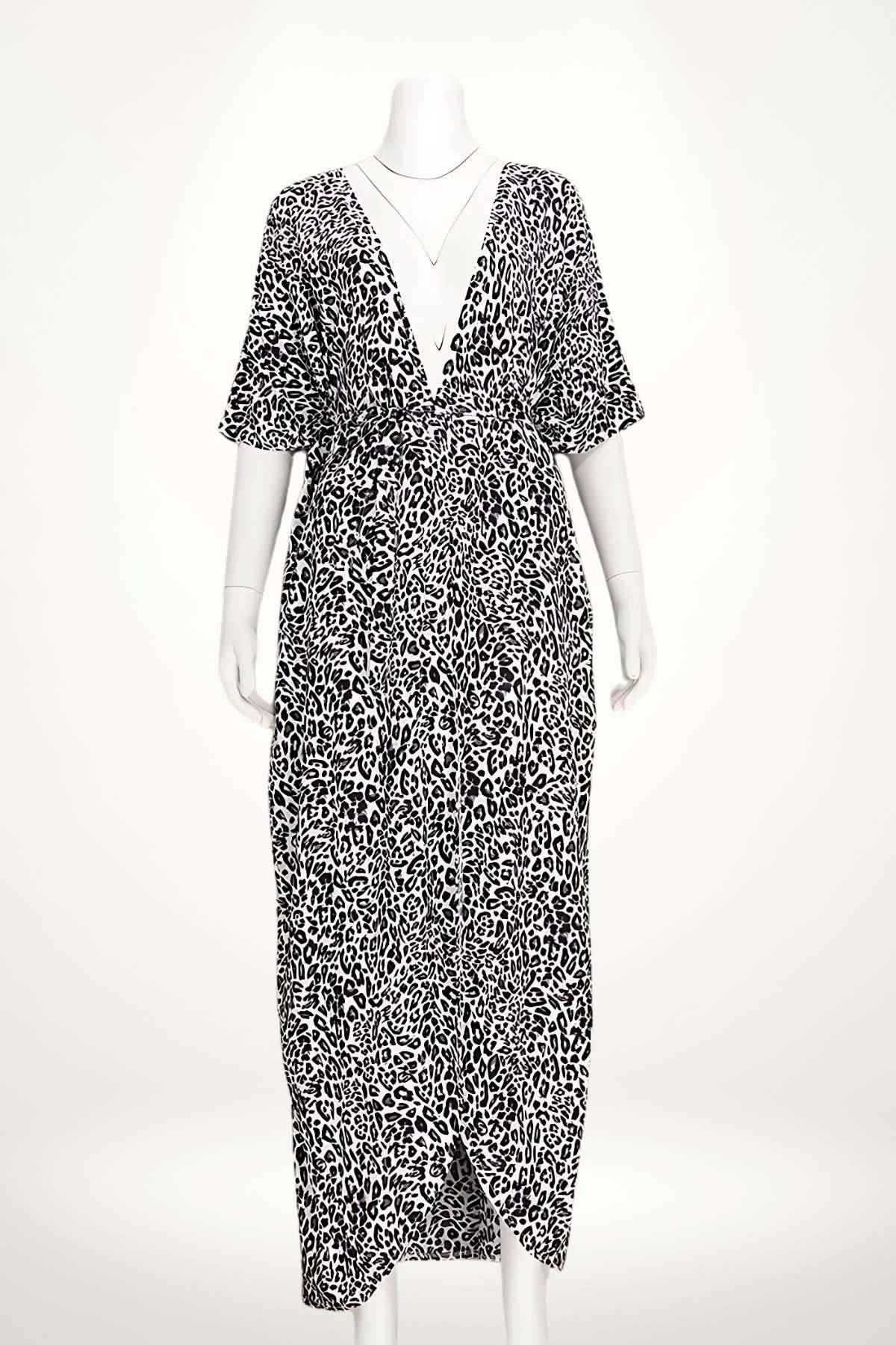 Robe longue à motifs léopard noir et blanc, avec des manches courtes et un décolleté en V, sur fond neutre