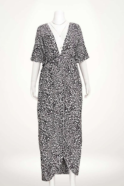 Robe longue à motifs léopard noir et blanc, avec des manches courtes et un décolleté en V, sur fond neutre