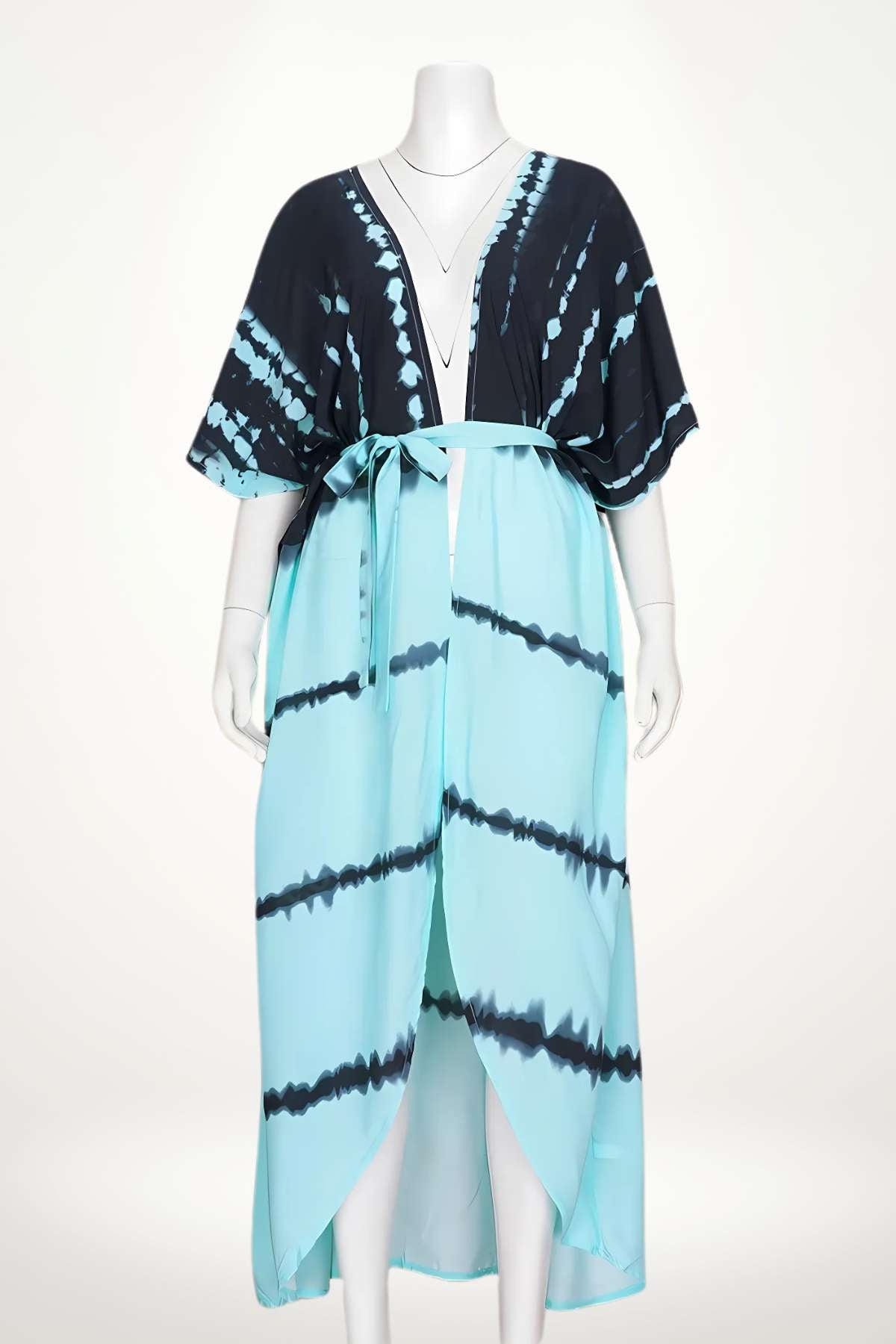 Kimono léger en dégradé bleu et noir, avec des motifs tie-dye, idéal pour une journée d'été au bord de l'eau