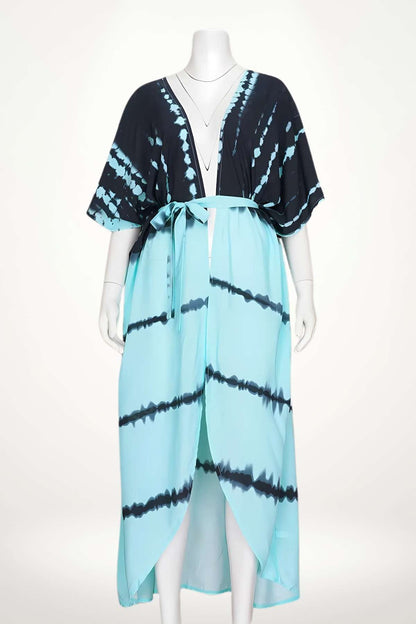Kimono léger en dégradé bleu et noir, avec des motifs tie-dye, idéal pour une journée d'été au bord de l'eau
