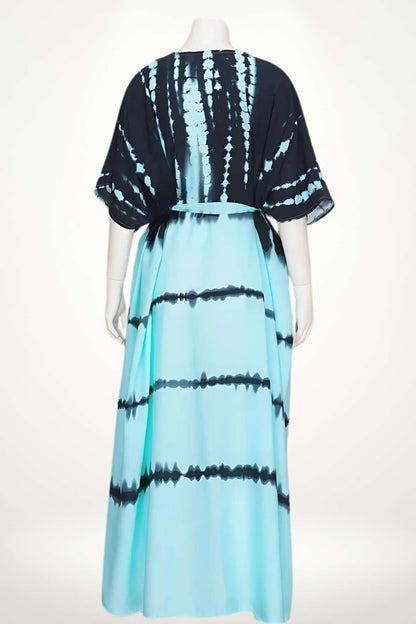 Kimono élégant en dégradé bleu clair et noir, avec des motifs de rayures, idéal pour une journée d'été à la