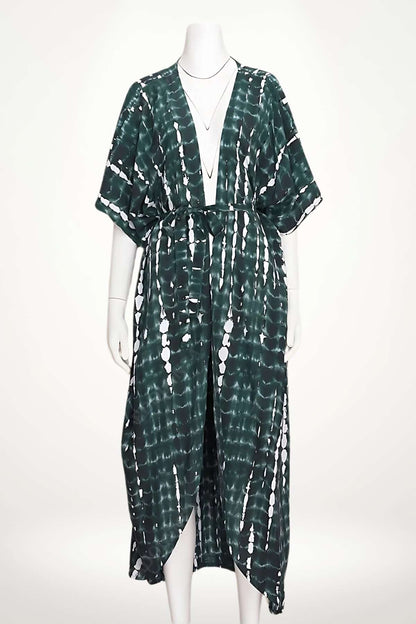 Kimono long en tissu vert foncé avec motifs blancs, ceinturé à la taille, sur fond clair