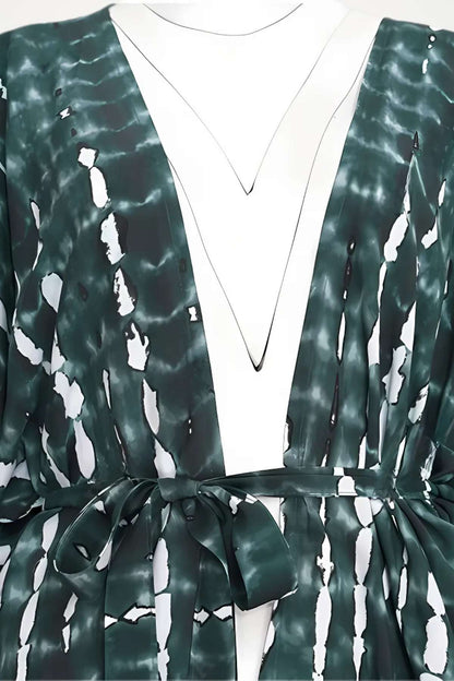 Kimono en tissu léger aux motifs verts et blancs, avec un décolleté en V et une ceinture nouée