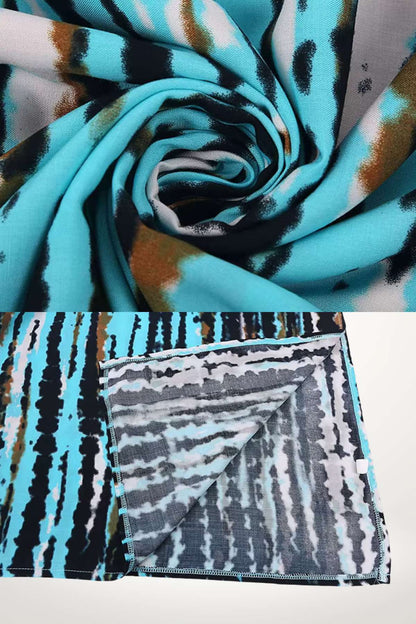 Tissu de kimono aux motifs bleus et noirs, avec des touches de marron, enroulé sur lui-même