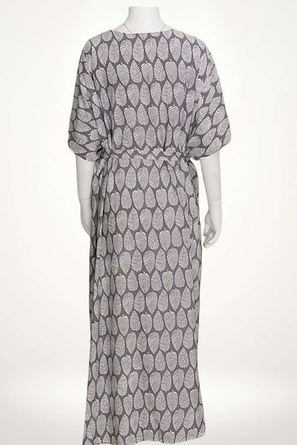 Kimono long en tissu léger avec motif de feuilles blanches sur fond gris, idéal pour un style bohème d'été