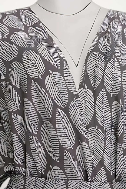 Kimono léger à motifs de feuilles blanches sur fond gris, avec un décolleté en V et une coupe fluide