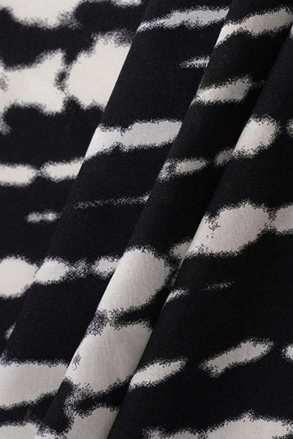 Tissu de kimono avec motifs nuageux en noir et blanc, texture légère et aérienne, idéal pour la plage