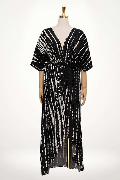 Kimono noir avec motifs blancs, manches larges, ceinture à nouer, tissu léger, idéal pour une ambiance chic et aérienne