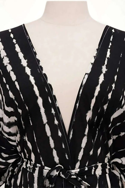 Kimono à motifs noirs et blancs, avec une coupe décontractée et une ceinture, idéal pour une ambiance chic