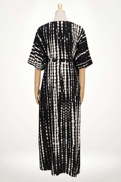 Kimono long noir à motifs blancs, tissu léger, manches larges, ceinture marquée, arrière visible sur mannequin