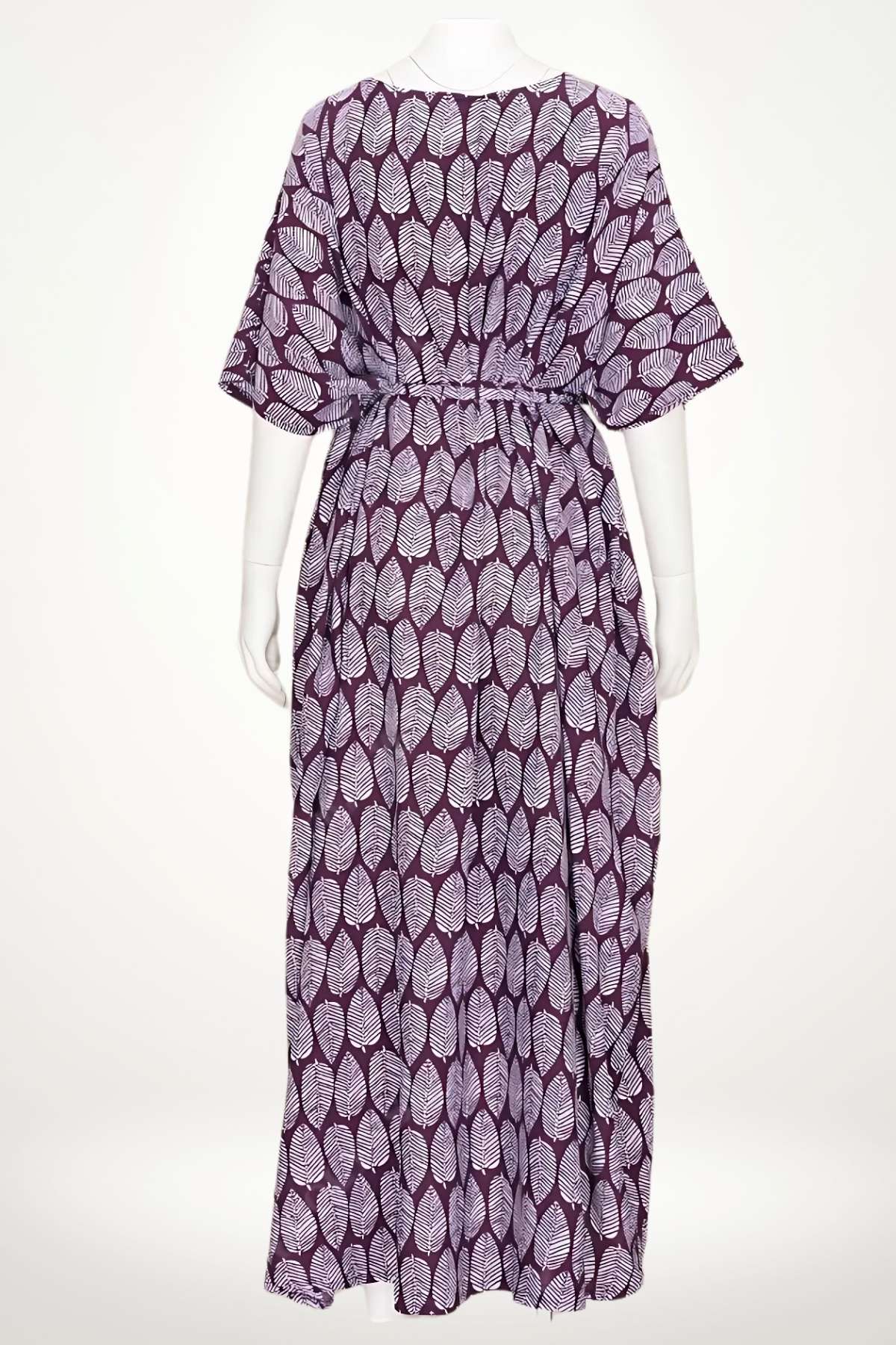 Kimono long en tissu léger, violet avec motifs de feuilles blanches, ceinturé à la taille, style décontracté