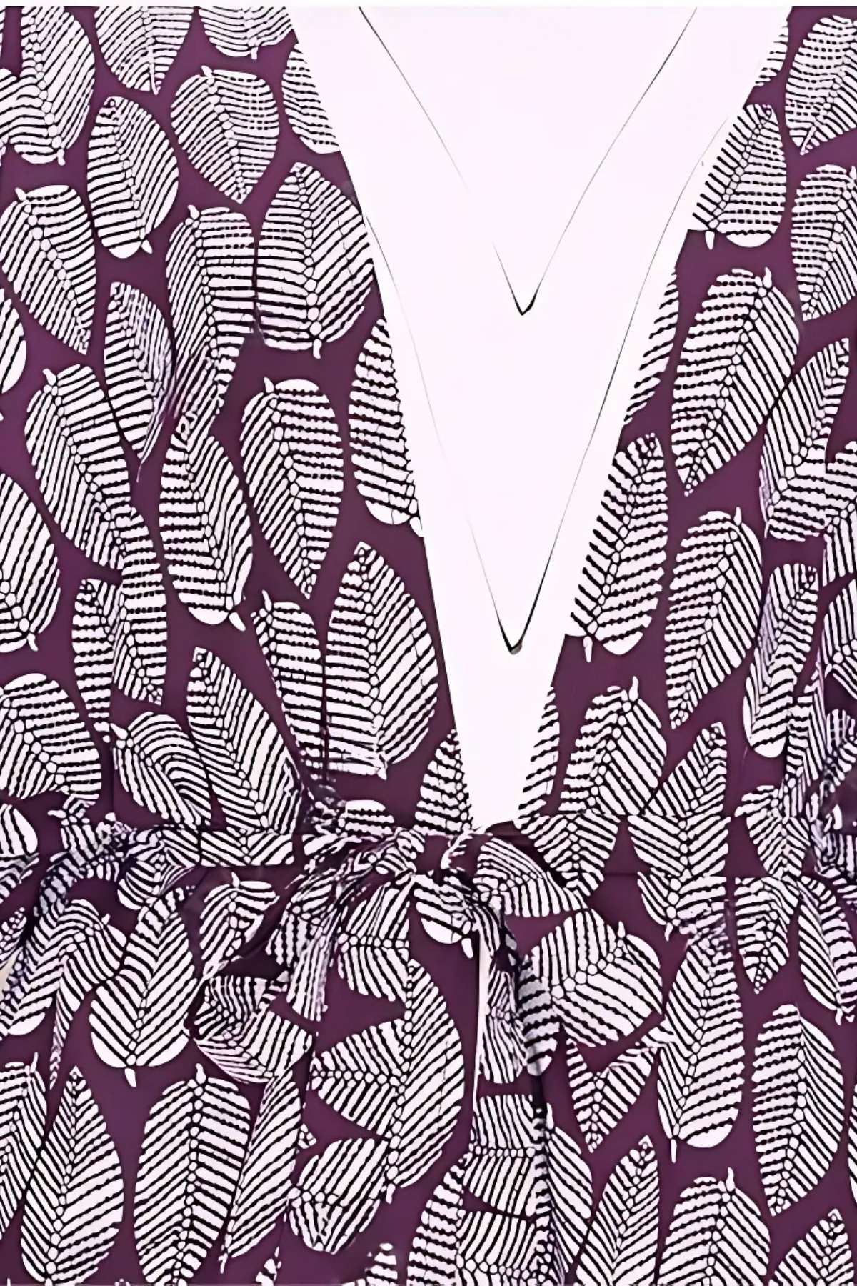 Kimono en tissu léger violet avec un motif de feuilles blanches et un décolleté en V, idéal pour la plage