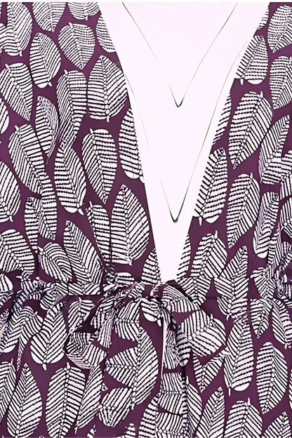 Kimono en tissu léger violet avec un motif de feuilles blanches et un décolleté en V, idéal pour la plage