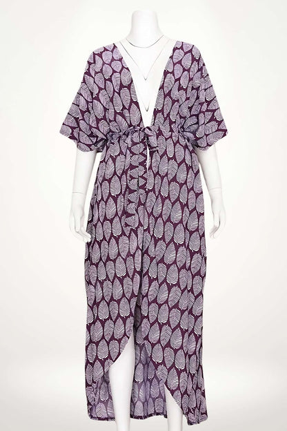 Kimono en tissu léger avec motifs de feuilles blanches sur fond violet, décolleté en V et manches larges