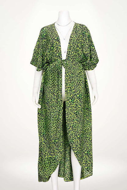 Kimono léger à motifs léopard verts, avec des manches larges et une ceinture, parfait pour un style estival