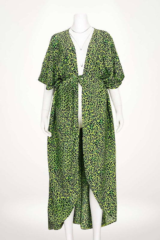 Kimono plage femme vert imprimé léopard noir, coupe longue et fluide avec ceinture, style estival audacieux et tendance