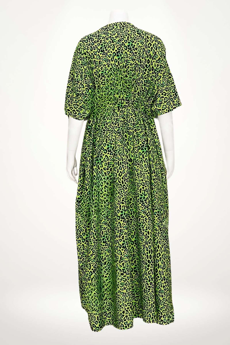 Kimono long en tissu léger vert avec motifs léopard noirs, offrant élégance et confort pour les journées ensoleillées