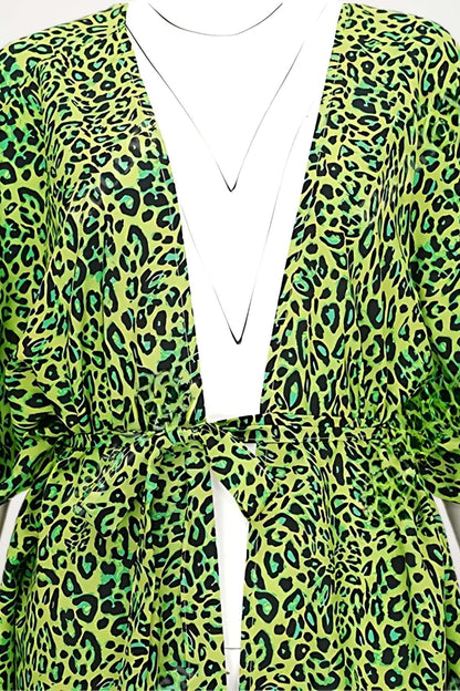 Kimono léger à motifs léopard verts sur fond noir, avec des manches amples et une ceinture nouée à la taille