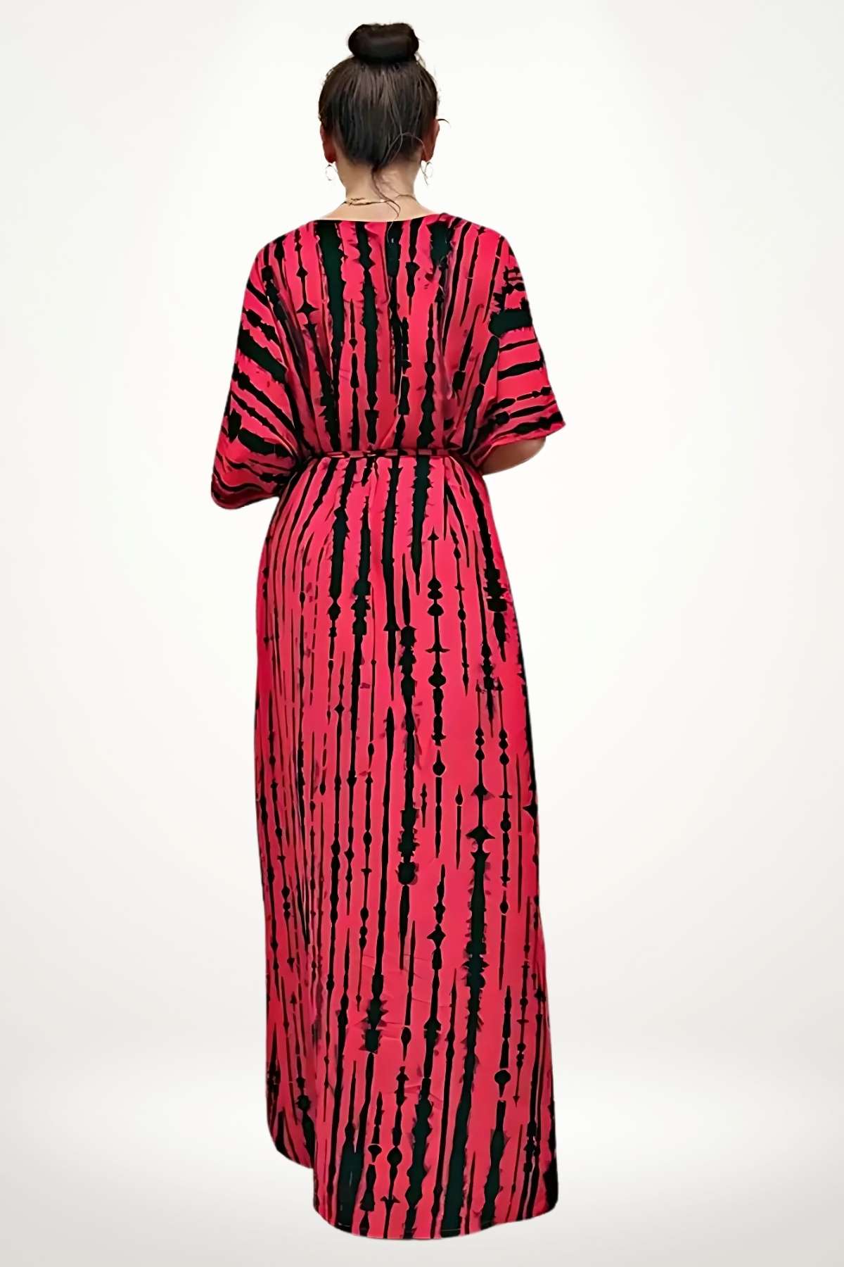 Un kimono long aux motifs rayés noirs et roses, léger, avec des manches larges, porté en posture décontractée