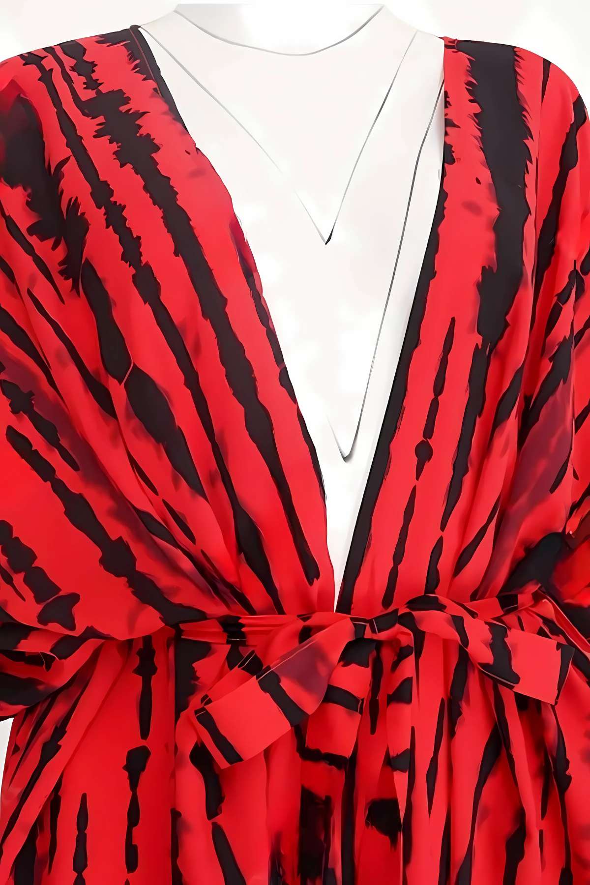 Kimono léger pour la plage avec un motif rouge et noir, décolleté en V et ceinture nouée