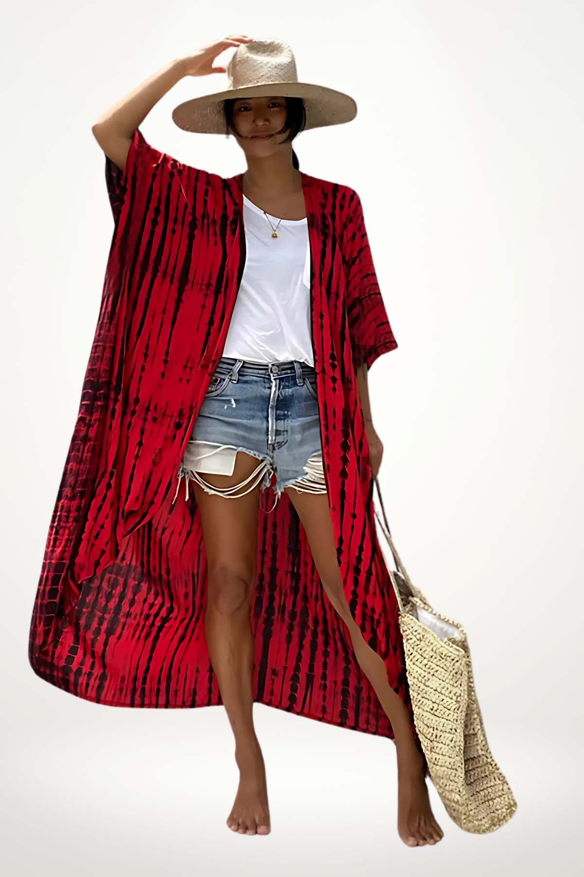 Femme en kimono rouge à motifs noirs, portant un chapeau de paille, avec un short en jean déchiré et un