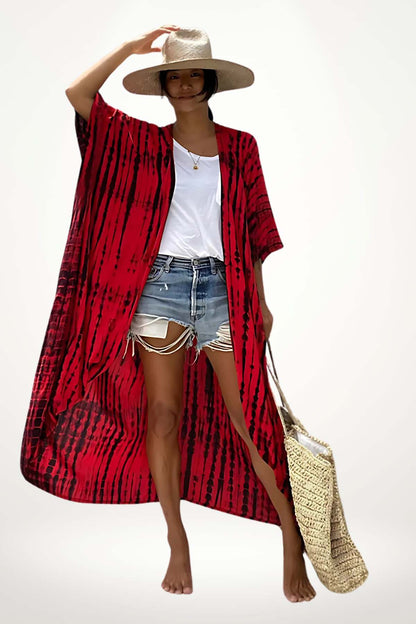 Femme en kimono rouge à motifs noirs, portant un chapeau de paille, avec un short en jean déchiré et un