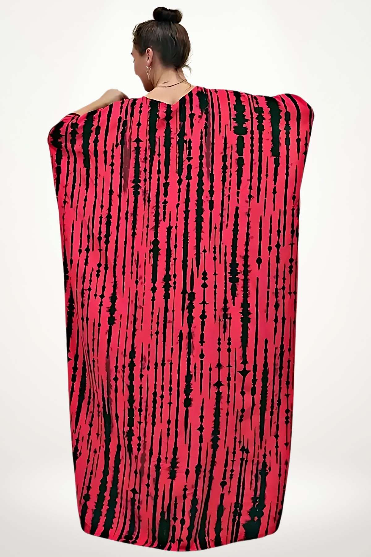 Kimono léger pour la plage, avec un motif rayé noir sur fond rose, drapé élégamment sur une silhouette féminine