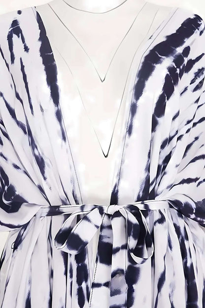 Kimono élégant pour la plage, en tissu léger avec des motifs bleu marine et blanc, ceinturé à la taille