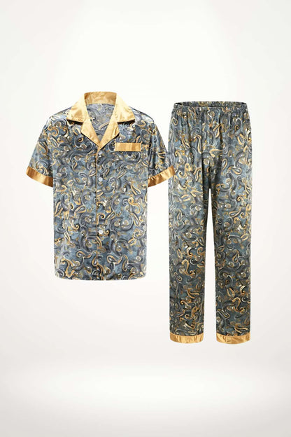 Ensemble de pyjama homme en satin bleu avec motifs dorés et finitions satinées beige, style chic et décontracté