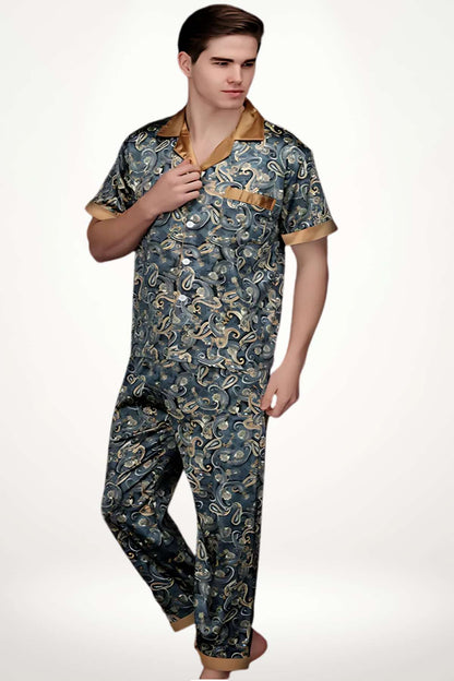 Homme en pyjama chic et décontracté, motif bleu et doré, avec un col satiné et une posture élégante