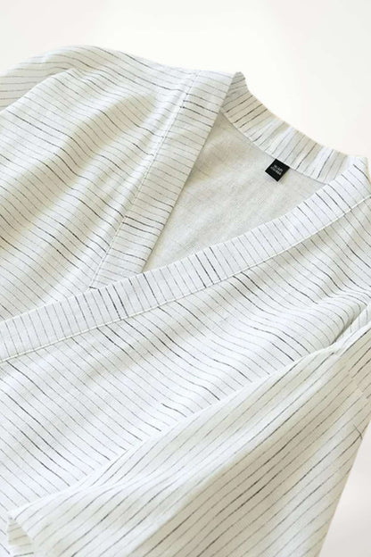 Kimono pyjama pour homme en tissu léger, avec des rayures noires sur fond blanc, élégant et confortable