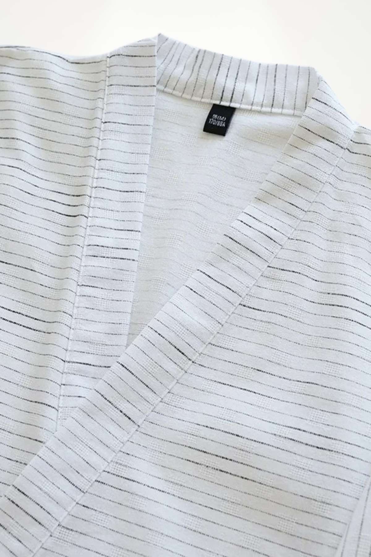 Kimono pyjama pour homme en tissu léger, avec des rayures noires sur fond blanc, élégant et confortable