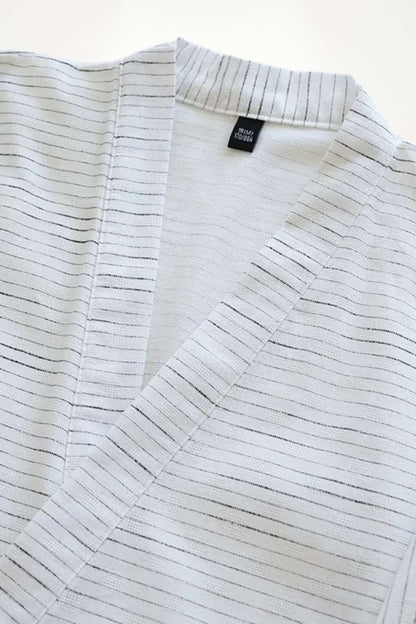 Kimono pyjama pour homme en tissu léger, avec des rayures noires sur fond blanc, élégant et confortable
