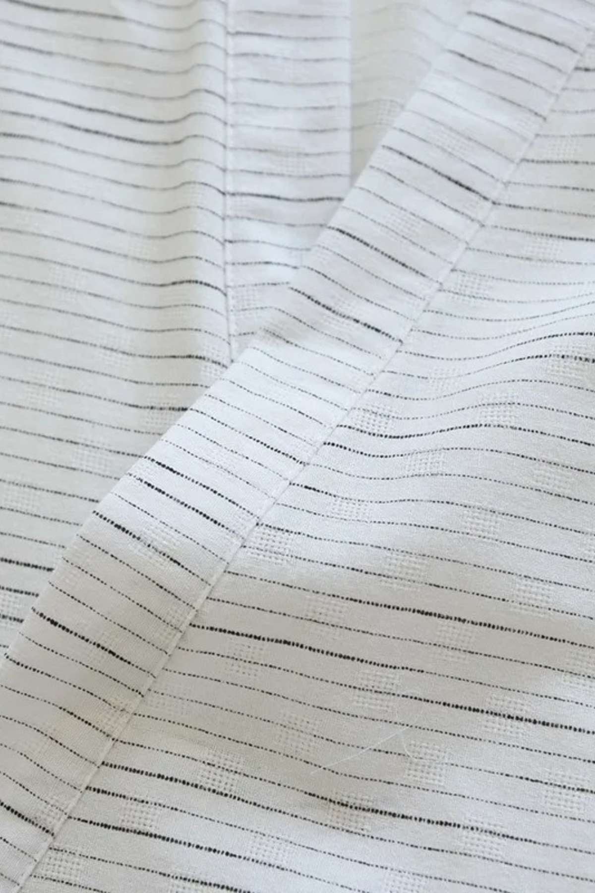 Tissu léger de kimono pyjama homme en blanc avec des rayures noires fines et un motif texturé
