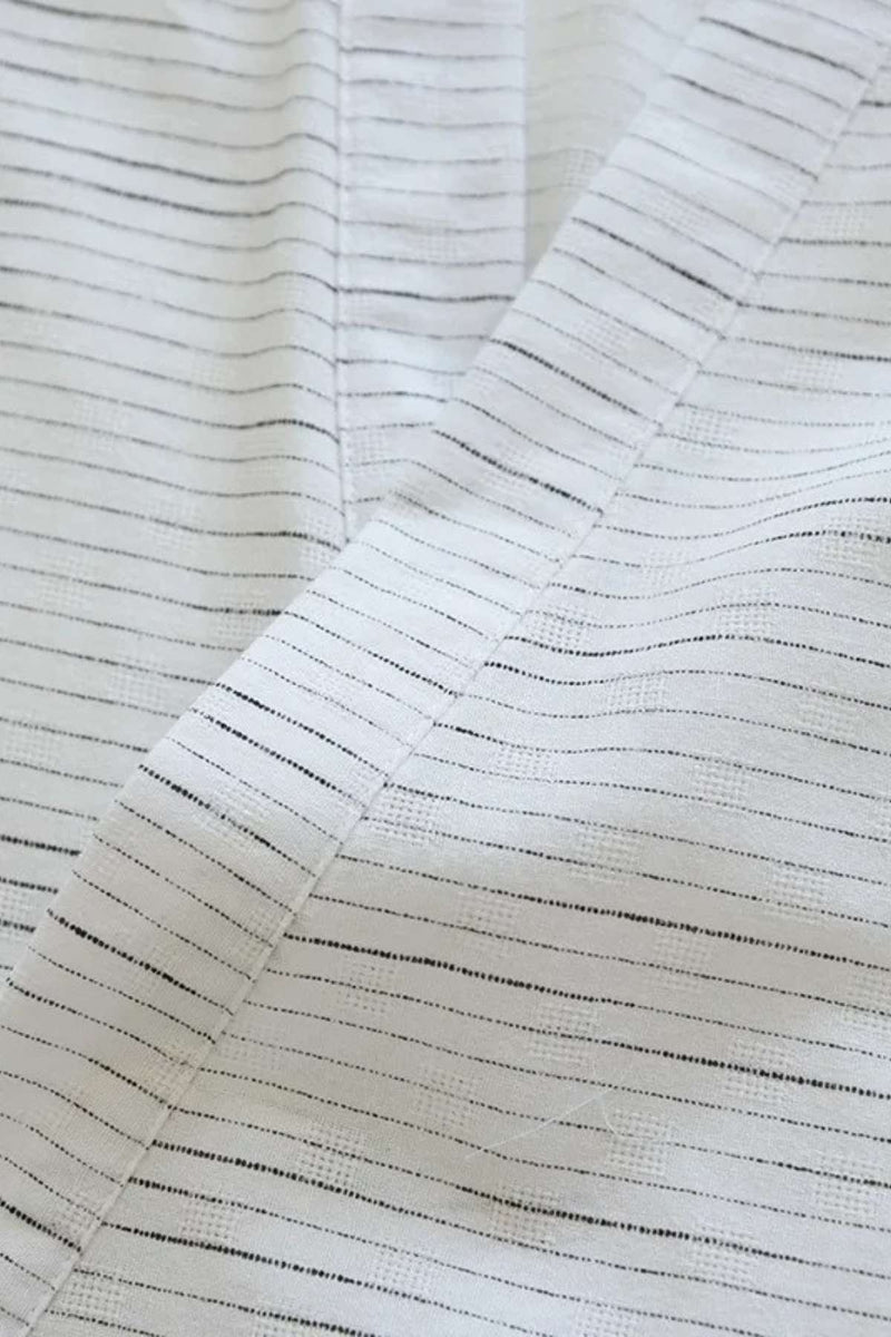 Tissu léger de kimono pyjama homme en blanc avec des rayures noires fines et un motif texturé