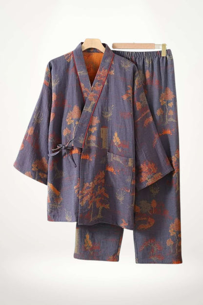 Kimono pyjama pour homme en tissu bleu avec motifs floraux orange et dorés, offrant confort et style japonais