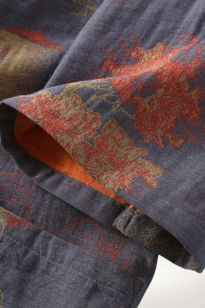 Tissu de kimono pyjama avec motifs floraux rouges et dorés sur fond bleu, finition soignée et douce