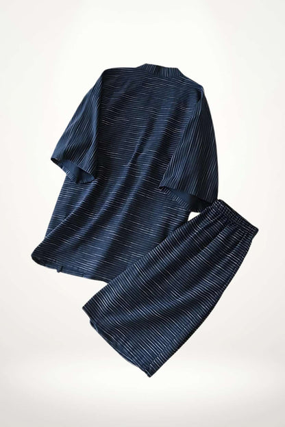 pyjama kimono homme rayé bleu nuit à manches courtes et pantalon court en coton, style japonais épuré et confortable pour les soirées estivales