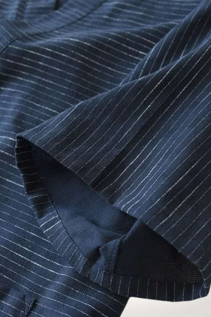 Tissu bleu marine à rayures blanches, léger et confortable, mettant en avant un style sobre et élégant